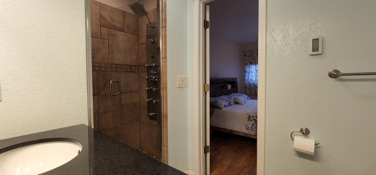 Trinity Escapes - Two Bedroom Two Bathroom Full Apartment Near Airport Anchorage Exteriör bild